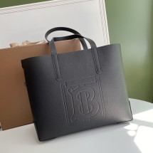 버버리 엠보싱 모노그램 모티프 레더 토트 80196121
