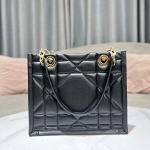 디올 여성 Dior Essential 스몰 토트 백 3칼라 M8720OZVJ