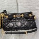 디올 토트 탑 핸들백 SMALL DIOR AMMI BAG 2칼라 M22556FBE