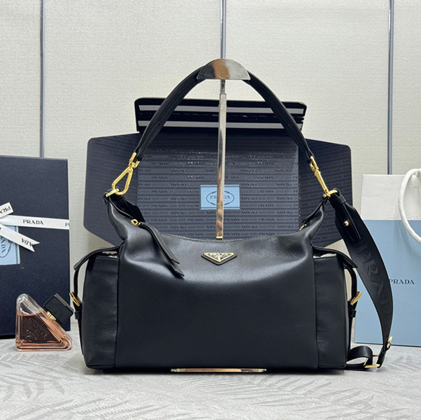 프라다 25 FW 익스플로러 블랙 가죽 숄더 백 1BC264