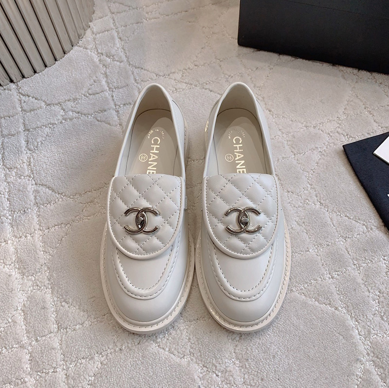 샤넬 턴락 로퍼 퀼팅 금장 로퍼 화이트 G36646