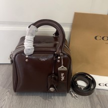 코치 큐브 로그 백 20 와인 CBH04