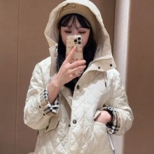 버버리 크롭 퀼티드 나일론 후드 자켓 화이트 81131161 F