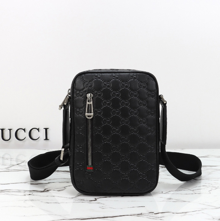 구찌 남자 GG 엠블럼 스몰 크로스백 850238AAFOM1053