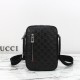 구찌 남자 GG 엠블럼 스몰 크로스백 850238AAFOM1053