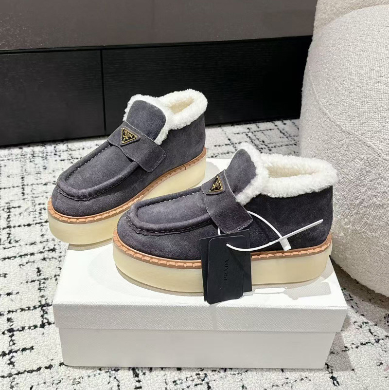 프라다 삼각 로고 스웨이드 시어링 로퍼 보라 1D717N