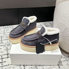 프라다 삼각 로고 스웨이드 시어링 로퍼 보라 1D717N