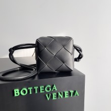 보테가베네타 카세트 카메라 백 블랙  701915