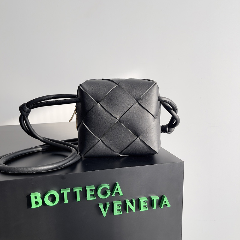 보테가베네타 카세트 카메라 백 블랙  701915