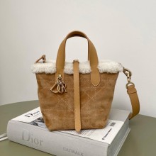 디올 알프스 뚜주흐 버티컬 나노 토트백 매크로까나쥬 스웨이드 베이지 S6100OMTU_M62E