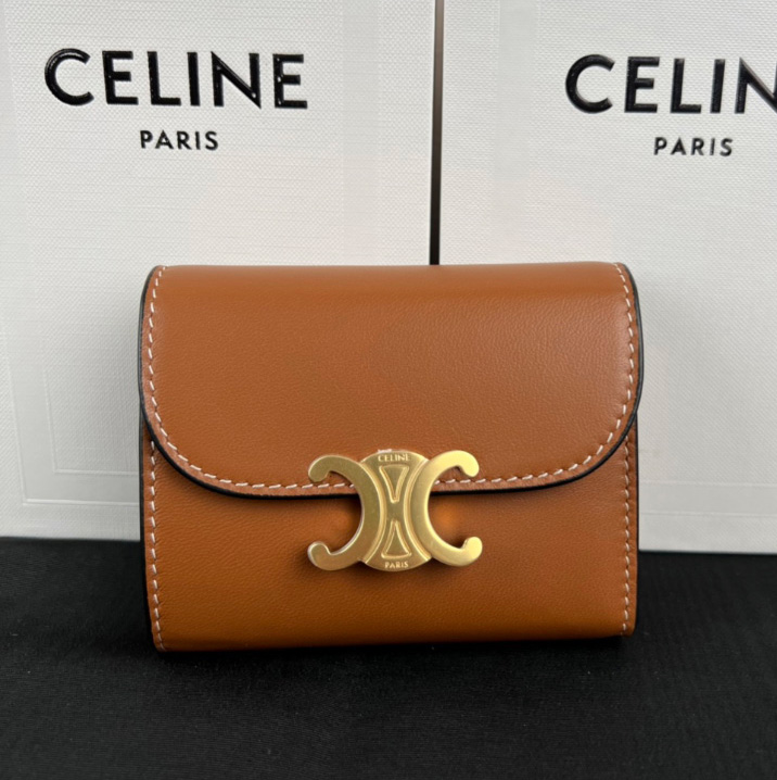 셀린느 샤이니 카프스킨 트리옴페 스몰 플랩 여성 지갑 카멜 10D783DPV