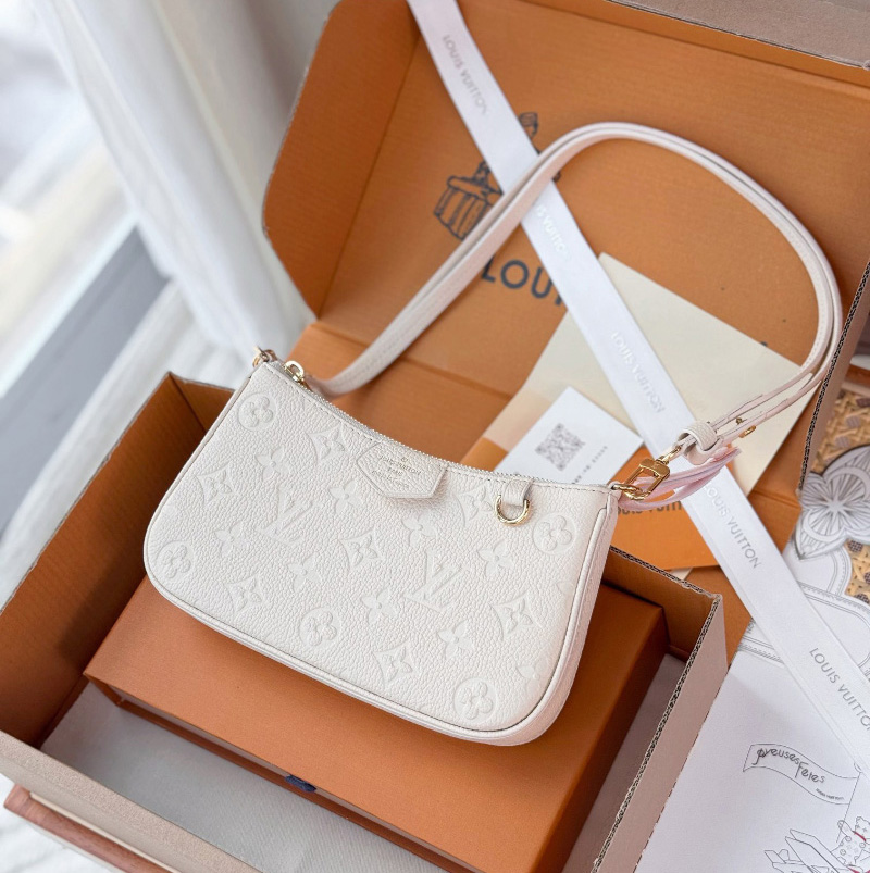 루이비통 이지 파우치 온 스트랩 크림 숄더백 M81066